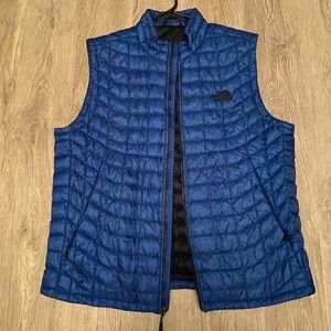 North face vest. Size large, in great condition.